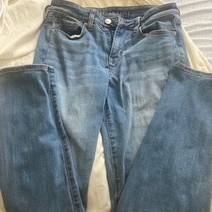 An American Eagle Skinny jeans that’s a little baggy at the bottom, A size 6🌷
